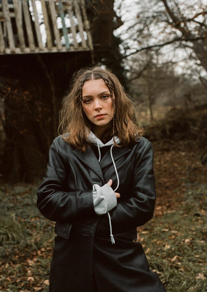 Holly Humberstone – Deep End (Video)